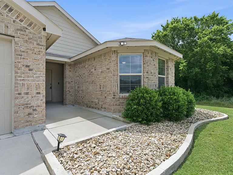 16308 Caledonia Ct — Photo 2
