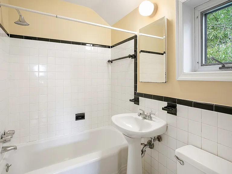 244 N Columbus St — Photo 16