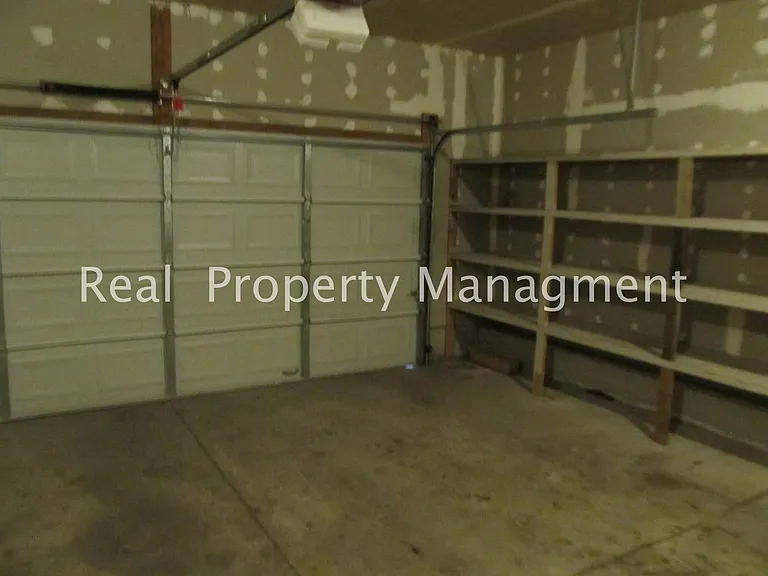 295 S Willow Dr — Photo 2