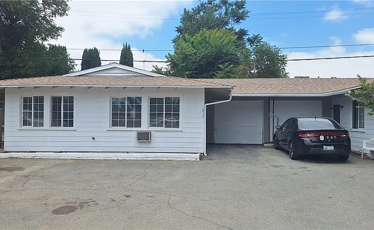5010 Golden Ave #B — Photo 1