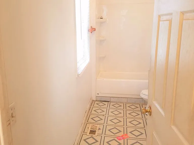 1342 Lee St — Photo 4