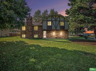 11761 Raleigh Dr, Omaha, NE 68164