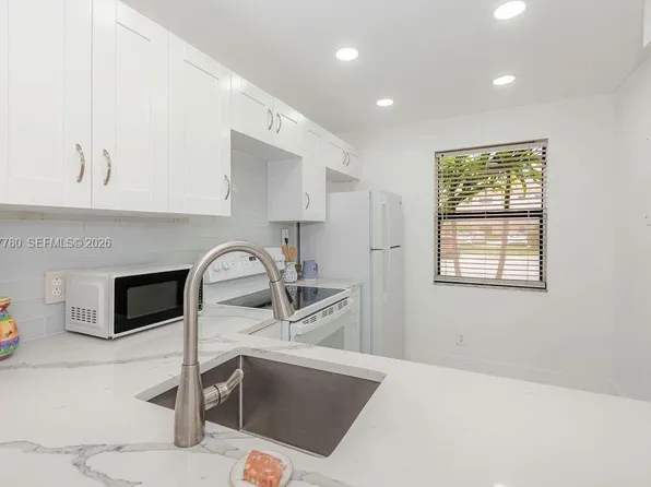 10434 Sunrise Lakes Blvd APT 109, Sunrise, FL 33322