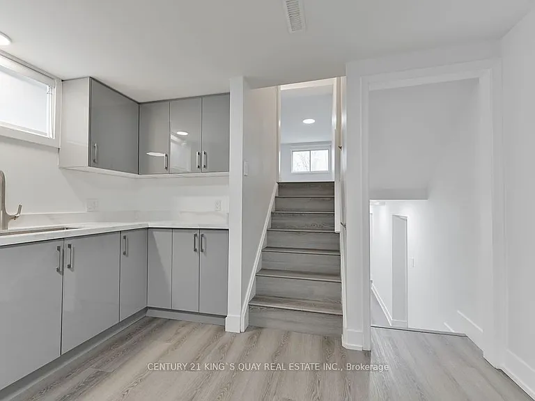 989 Old Cummer Ave #LOWER — Photo 10
