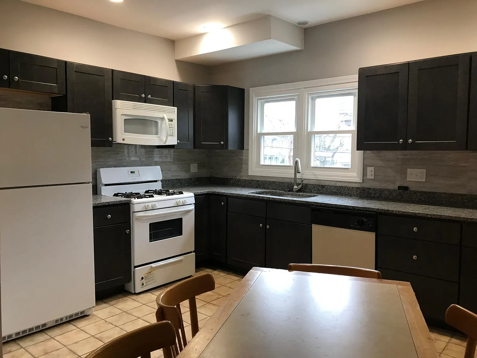 3 bed, 1200 sqft, $3,300 — Photo 2