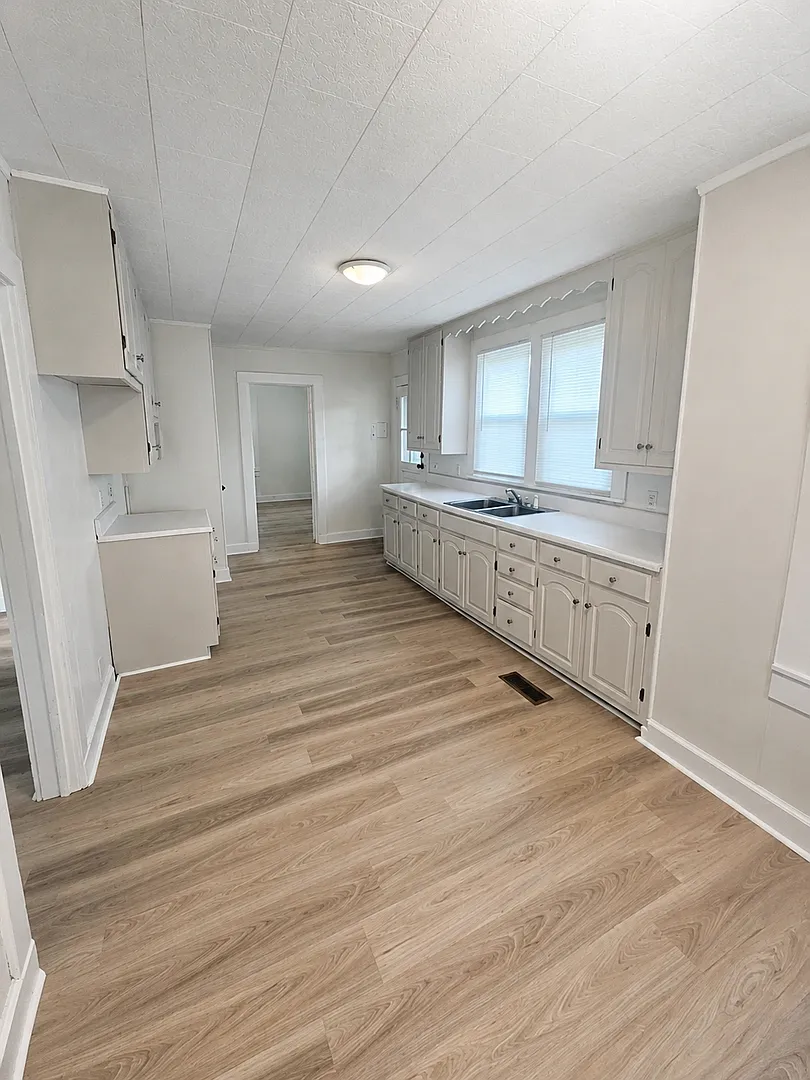 Freshly Remodeled 3-Bedroom Pet-Friendly Home in Sparta — Photo 4