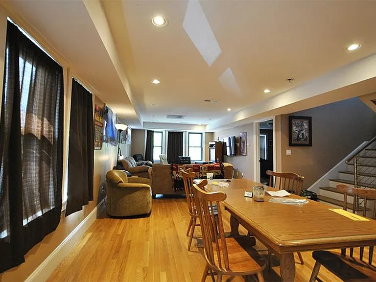 29 Woodstock Ave #2 — Photo 6