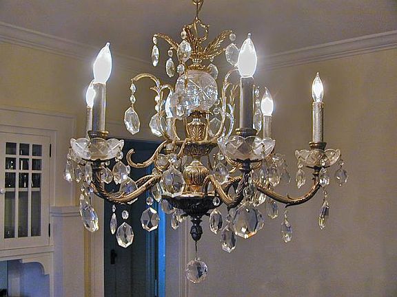 Chandeliers in Formal Din