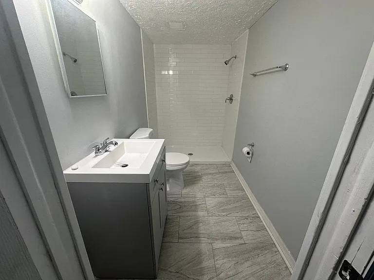 1031 W 26th St — Photo 13