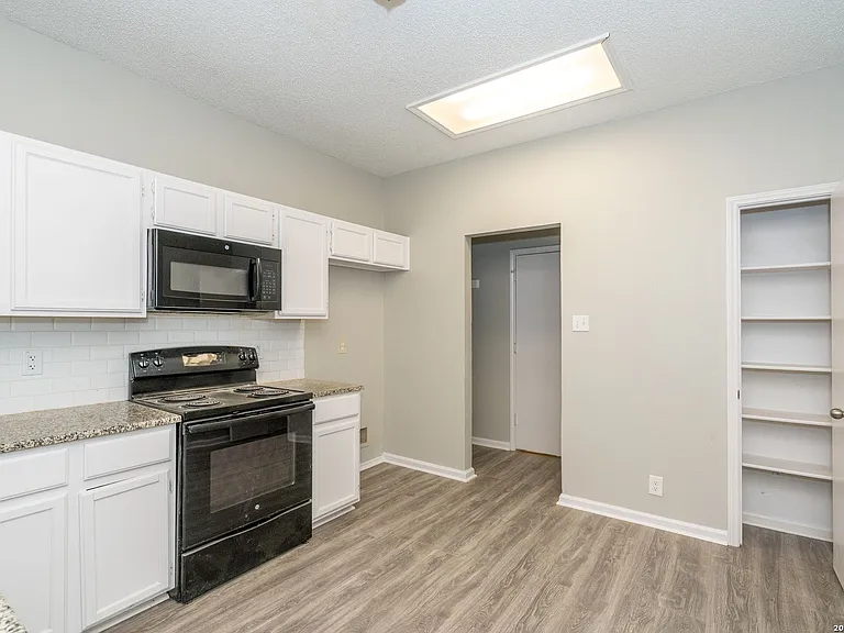 2826 Village Pkwy — Photo 23