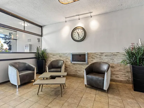 2181 Navaho Dr #805, Ottawa, ON K2C 3K3