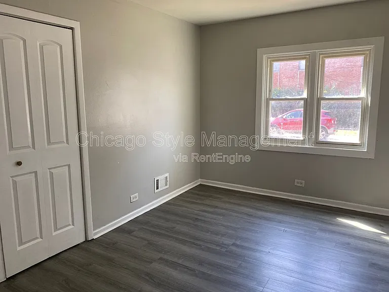 725 Sibley Blvd — Photo 2