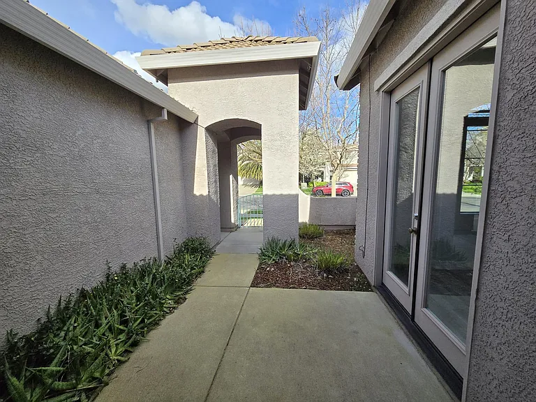 550 Regency Park Cir — Photo 5