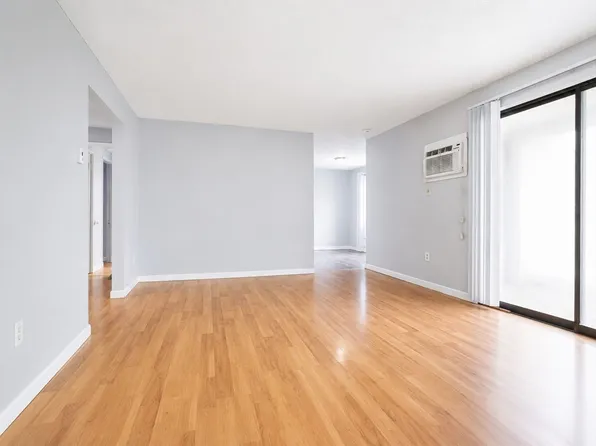 2400 Skyline Dr Unit 1, Lowell, MA 01854