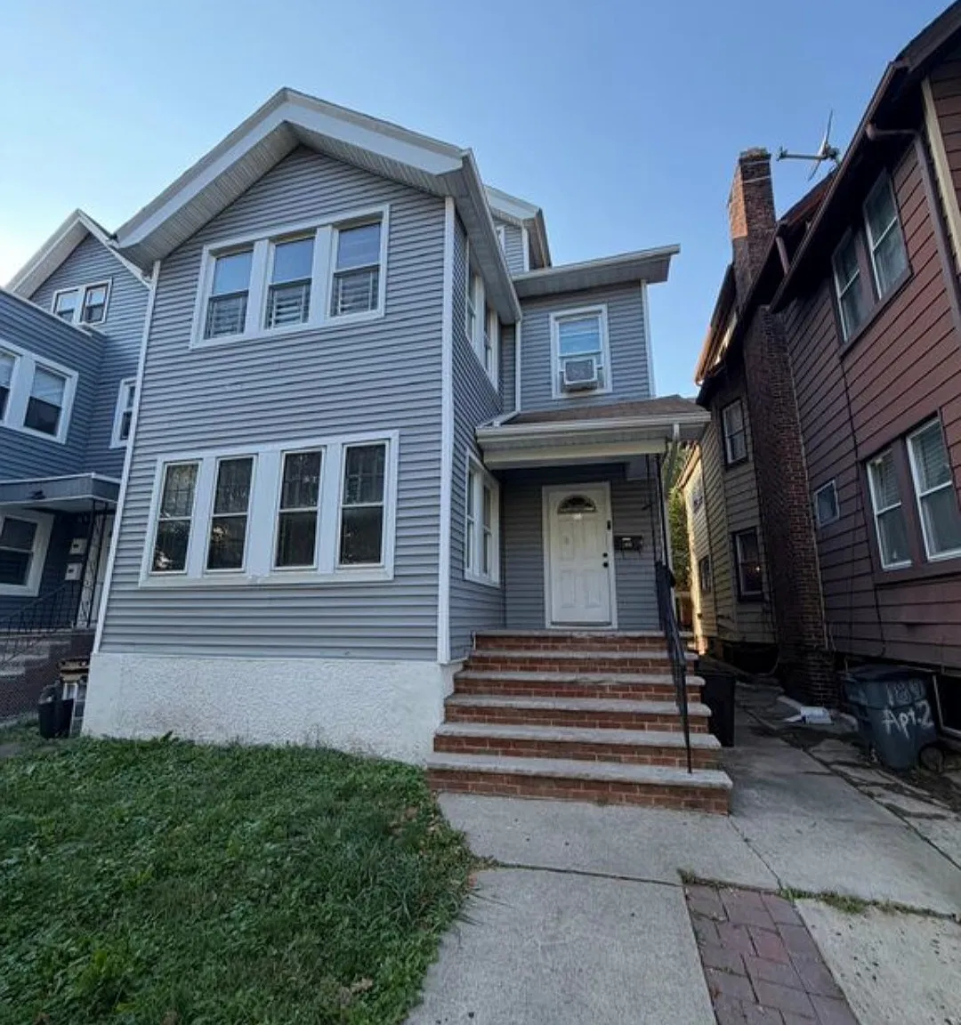 4 bed, 1.5 bath, $2,500 — Photo 1