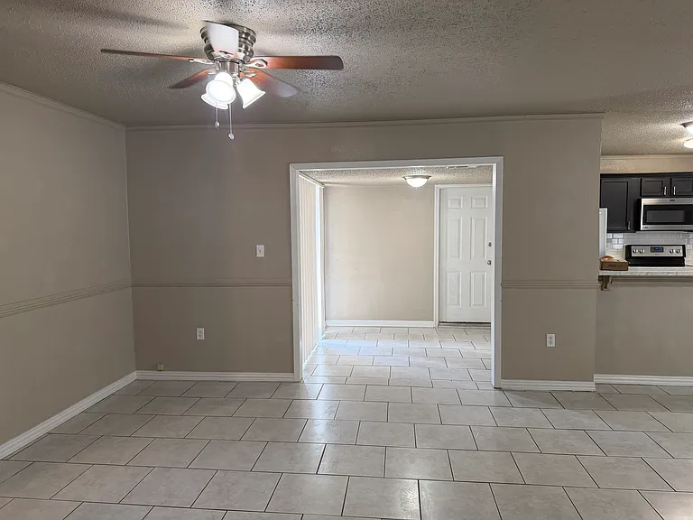 702 Karen St — Photo 5