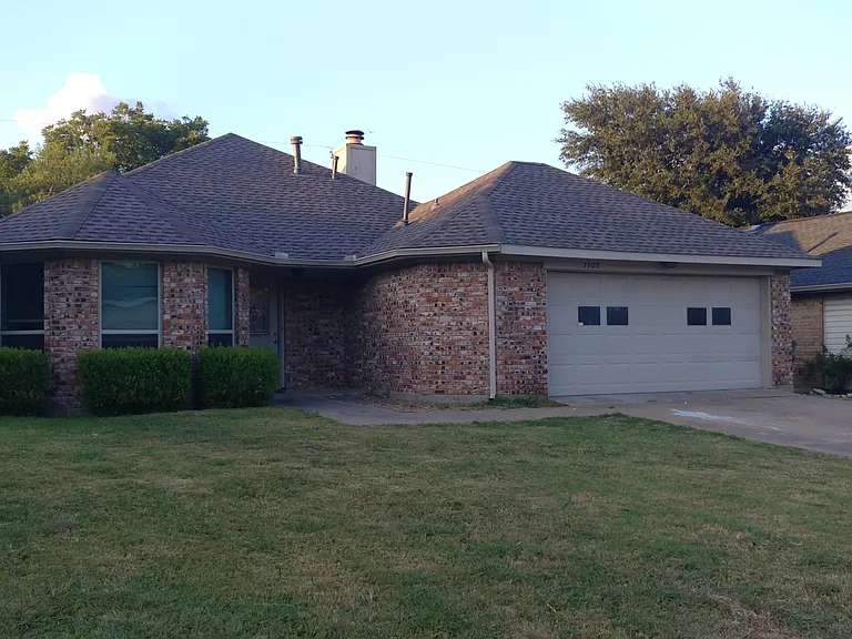 1405 Lilac Ln — Photo 1