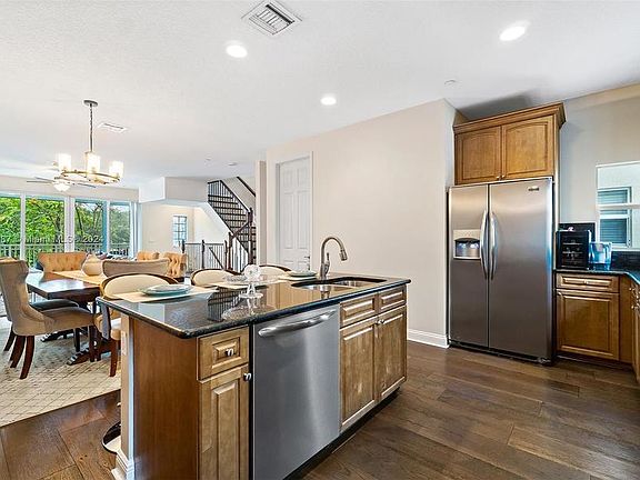 2nd image of 415 SE 13th St #415