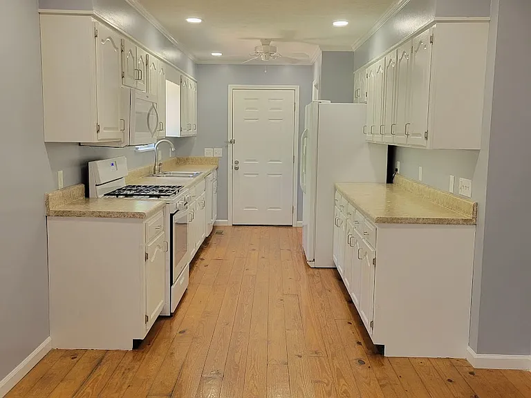 873 Oakmont Dr — Photo 8