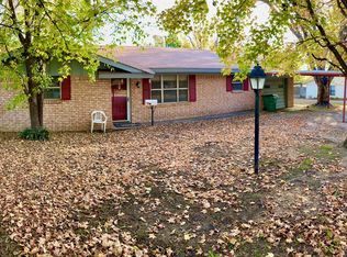 809 E Clay St, Bowie, TX 76230