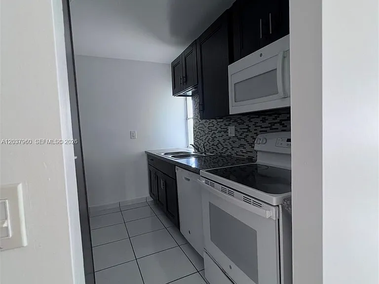 2430 SW 81st Ave #408 — Photo 4