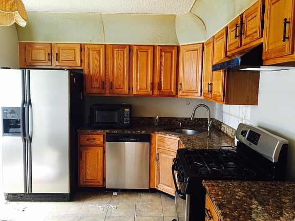 Fully loaded Kitchen,stainless steel appliances,freshly pain