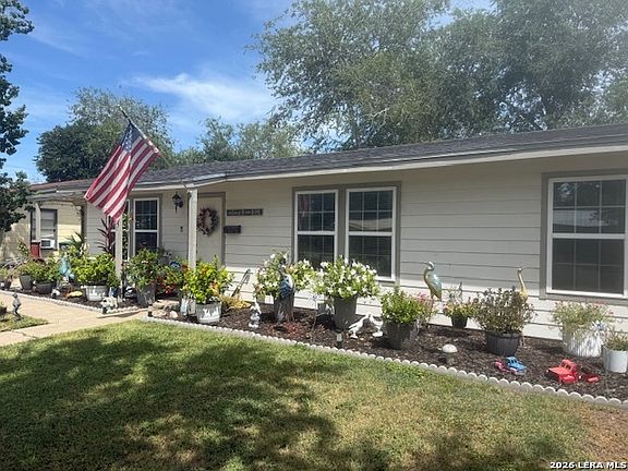 3rd image of 1011 E Hutchinson