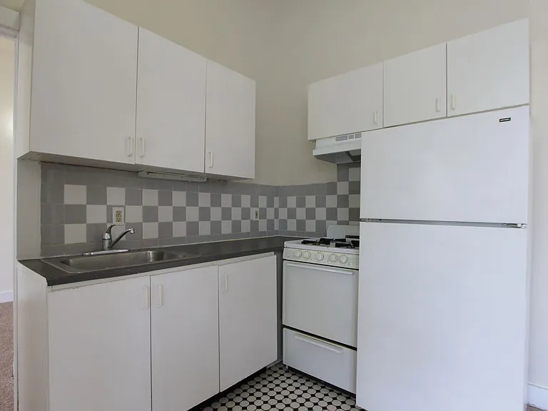 100 E Price St — Photo 16