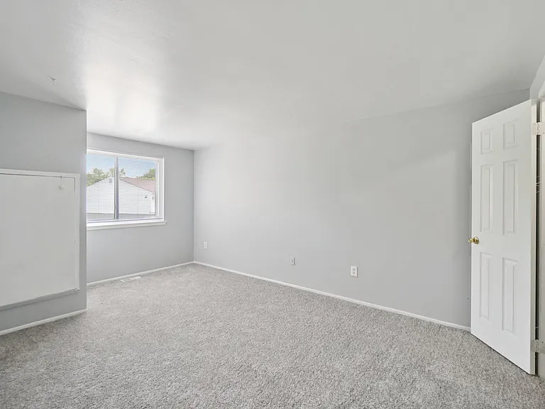 Creekside Apartments — Photo 15