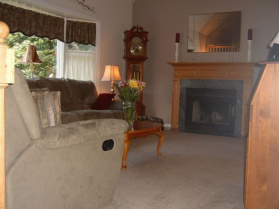 Living room/Bow window/Cathedral Ceiling!