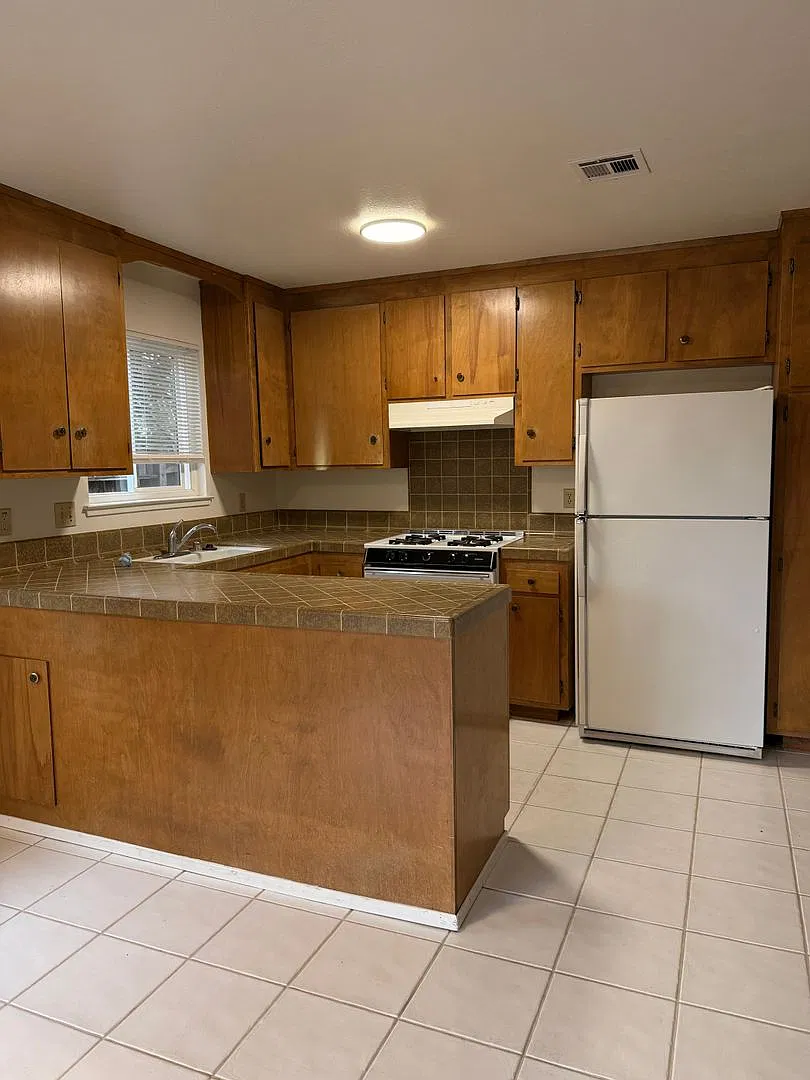 **Beautiful 4-Bedroom Home in Desirable Elk Grove Neighborhood — Photo 2