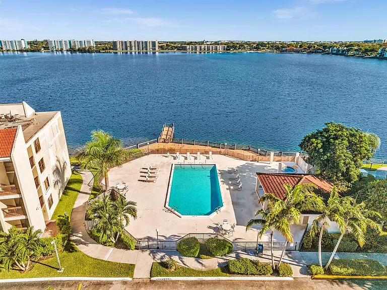 109 Lake Emerald Dr #108 — Photo 32