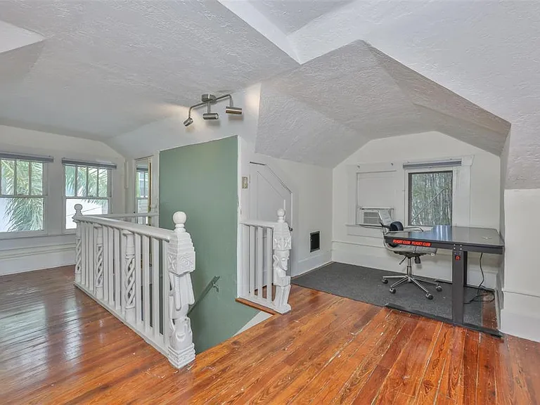 340 Moffett Ct N — Photo 14