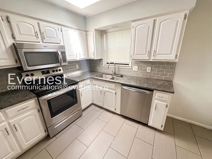 8109 NE 51st St — Photo 4