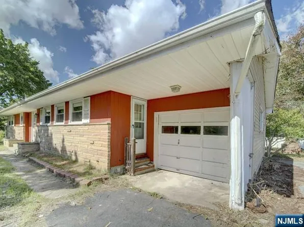 2 Sanford St, Manalapan, NJ 07726