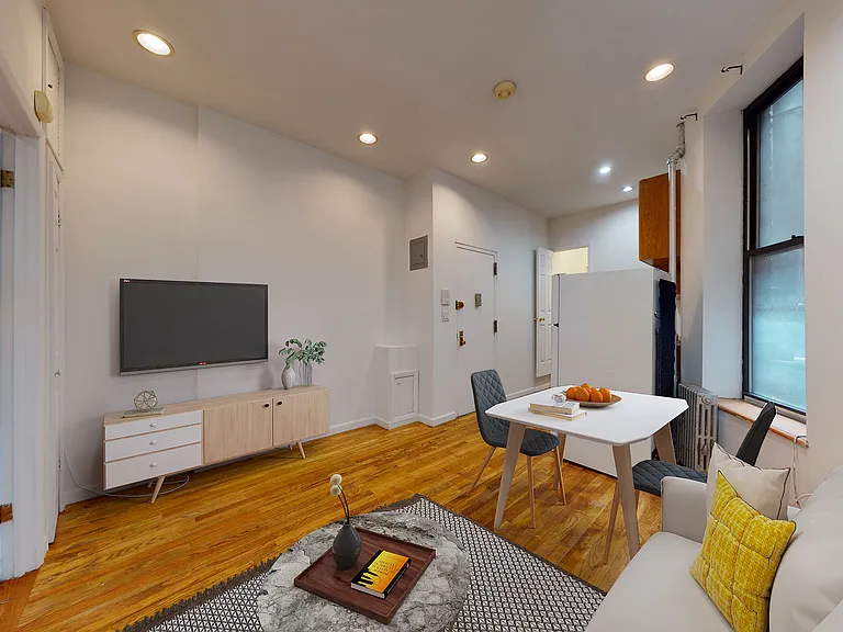 214 E 10th St #3 — Photo 1