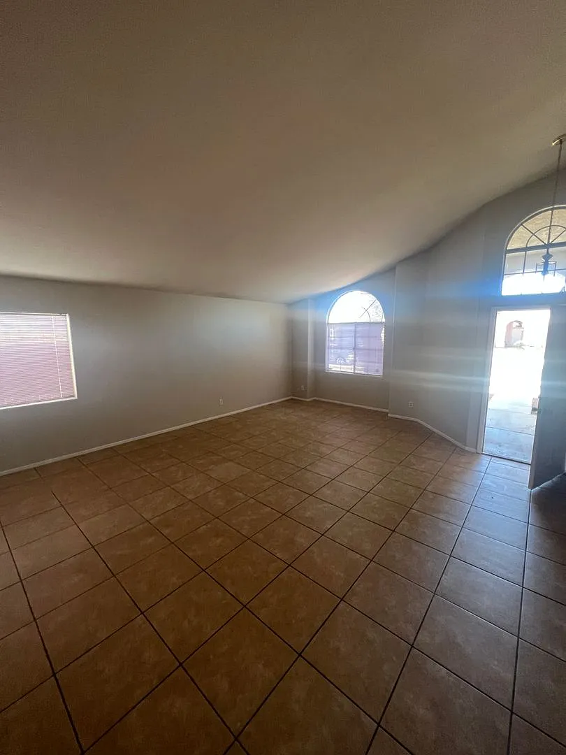 Single Story Home. Rent Ready! — Photo 2