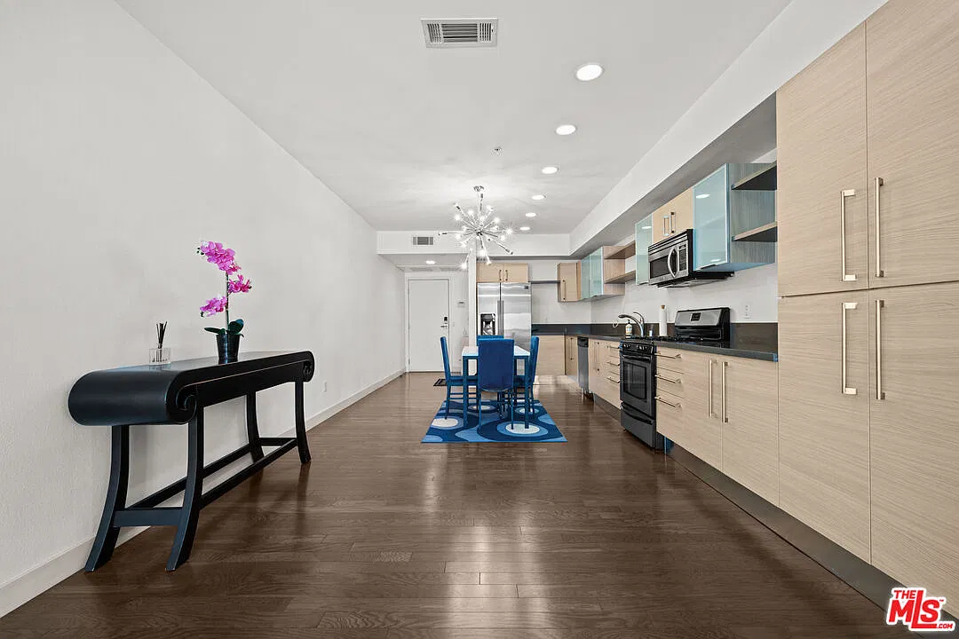1 bed, 1.5 bath, 1180 sqft, $3,000 — Photo 3