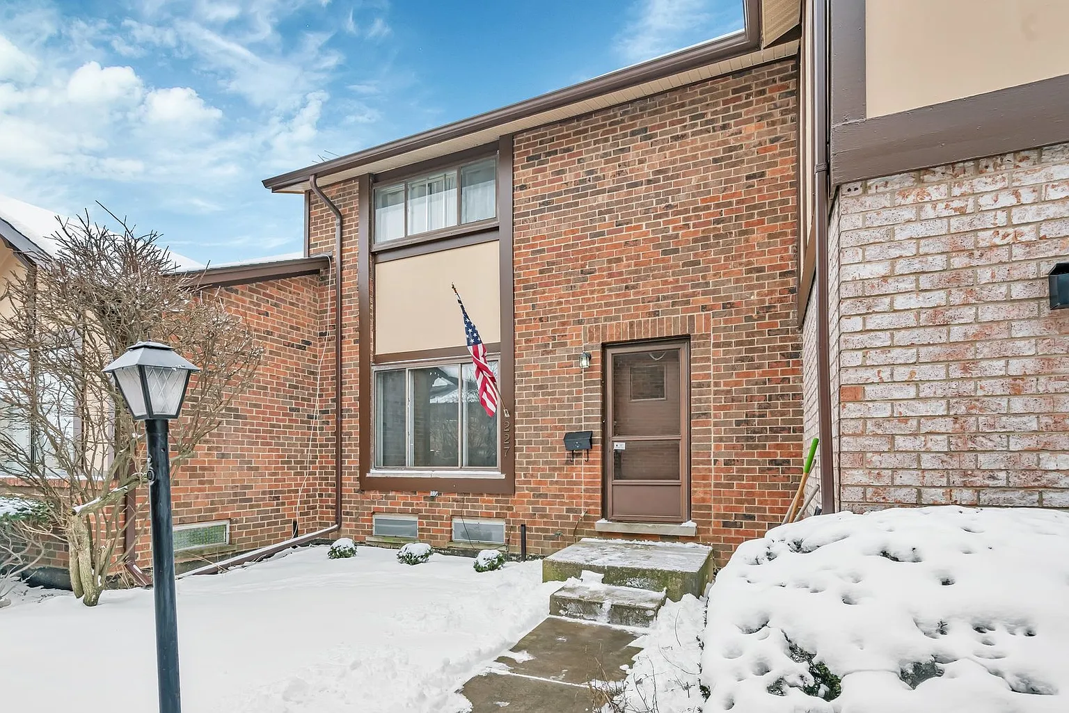 18W227 Buckingham Ln photo 1