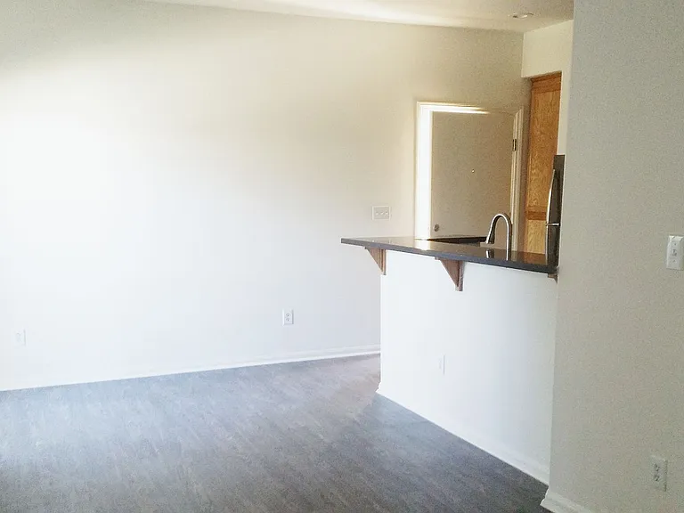 251 Robinson St — Photo 42