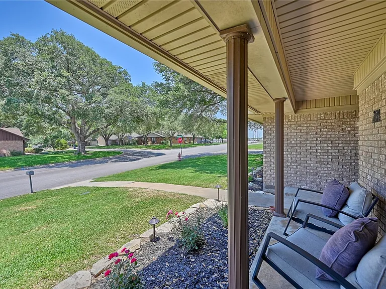 1600 Pecan St — Photo 5