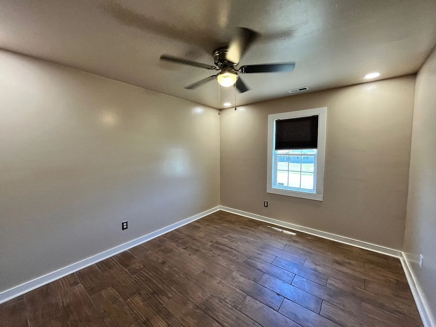 Great home avail in Hubert! Mini split AC in garage perfect for personal gym! — Photo 3