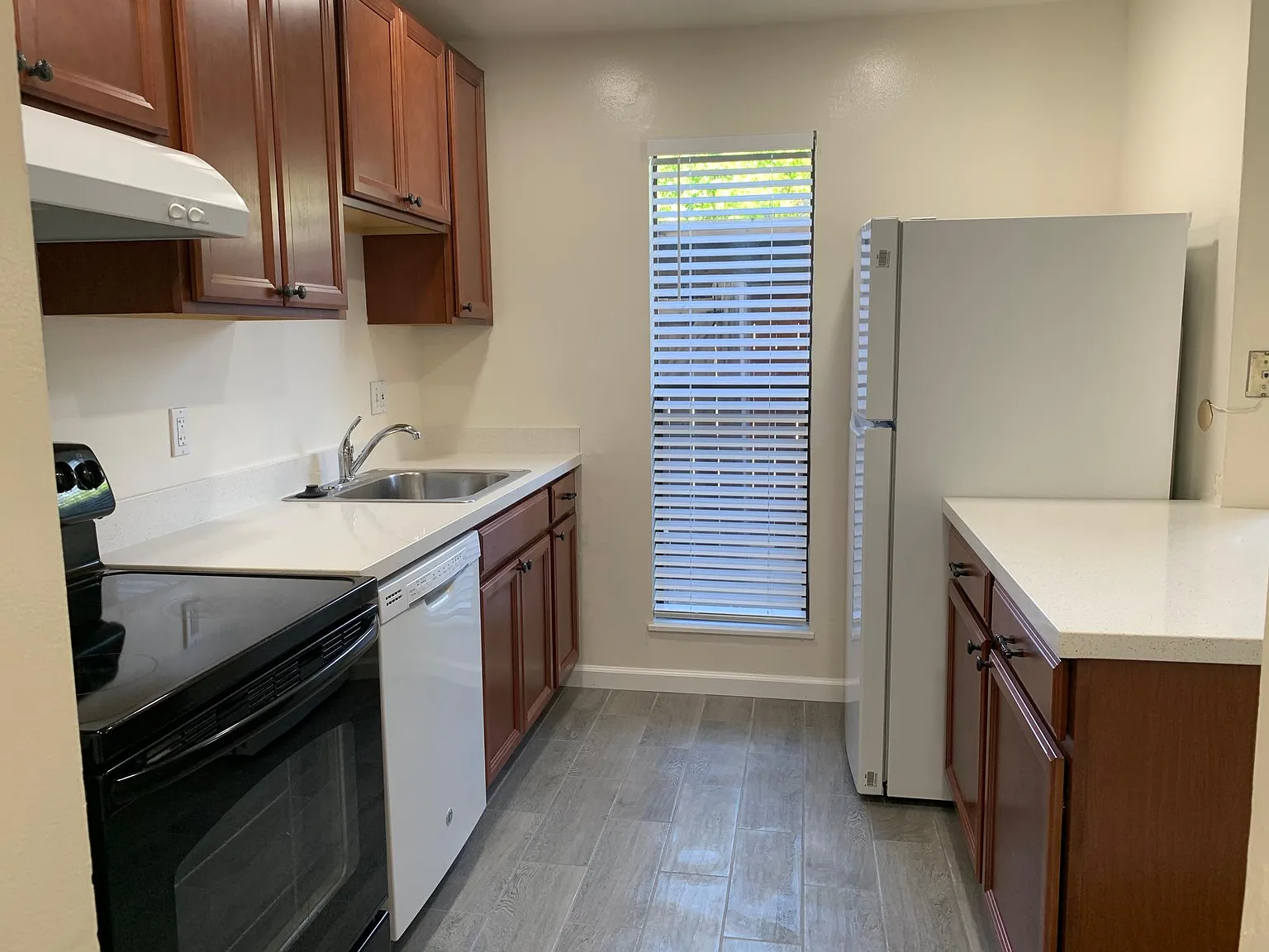 2 bed, 1.5 bath, 1135 sqft, $2,850 — Photo 2