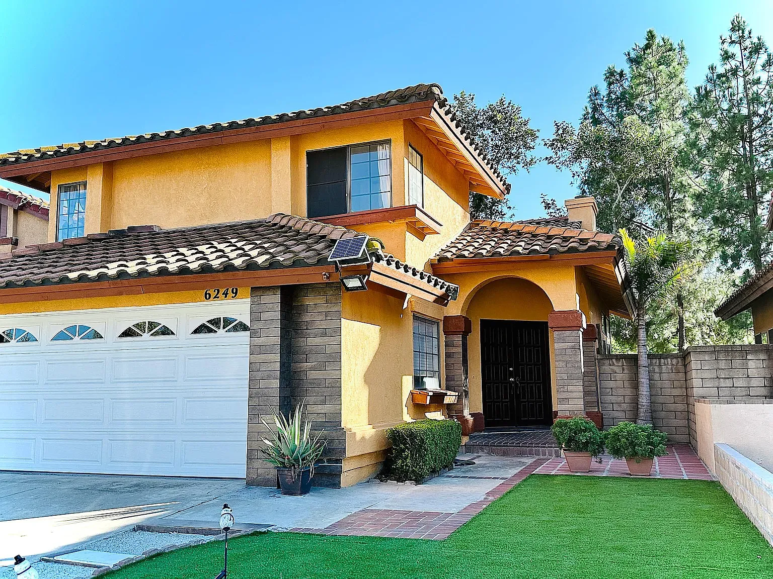 4 bed, 2.5 bath, 2009 sqft, $3,700 — Photo 2