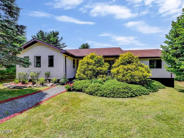 100 Overlook Ln, Lords Valley, PA 18428