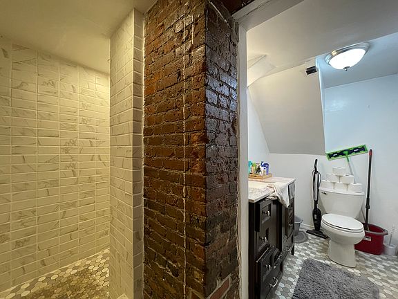 3rd image of 40 Anderson St APT 2