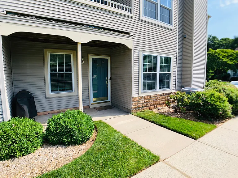 2501 Vroom Dr — Photo 2