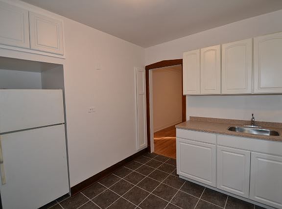 3rd image of 3936 N Claremont Ave #1