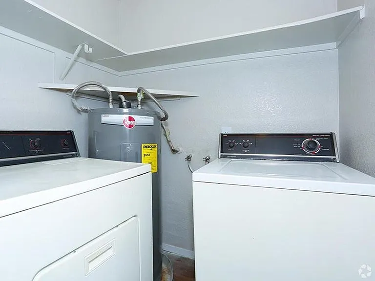 127 W Cypress St — Photo 4