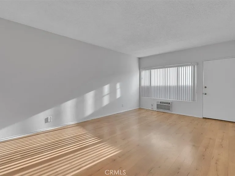 6643 De Longpre Ave #10 — Photo 7